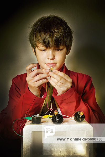 Junge mit Elektrobaukasten