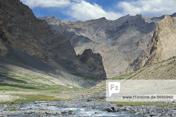 Flusstal  Ortschaft Photoksar oder Photaksar  Zanskar  Ladakh  Jammu und Kaschmir  Nordindien  Indien  Himalaya  Asien