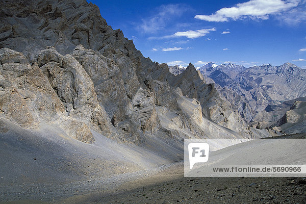 Schroffe Berglandschaft  am Sengge-La oder Sengge-Pass  Zanskar  Ladakh  Jammu und Kaschmir  Nordindien  Indien  indischer Himalaya  Asien