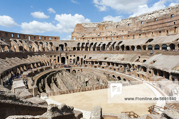 Gigantische Ruine  Amphitheater  Kolosseum  Colosseo  antikes Rom  Latium  Italien  Südeuropa  Europa