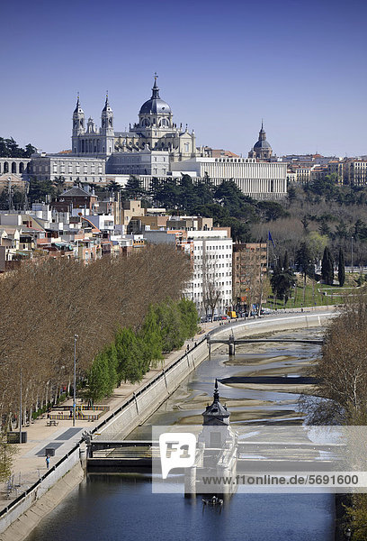 Madrid Hauptstadt Europa über Fluss Kathedrale Monarchie Palast Schloß Schlösser Natürlichkeit Almudena-Kathedrale Manzanares Spanien