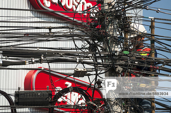 Arbeiter auf der Leiter  wirre Kabel  Chiang Mai  Nordthailand  Asien