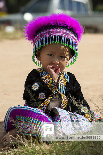 Traditionell gekleidetes Kind  Neujahrsfest  Hmong Bergstamm  ethnische Minderheit  Provinz Chiang Mai  Nordthailand  Thailand  Asien
