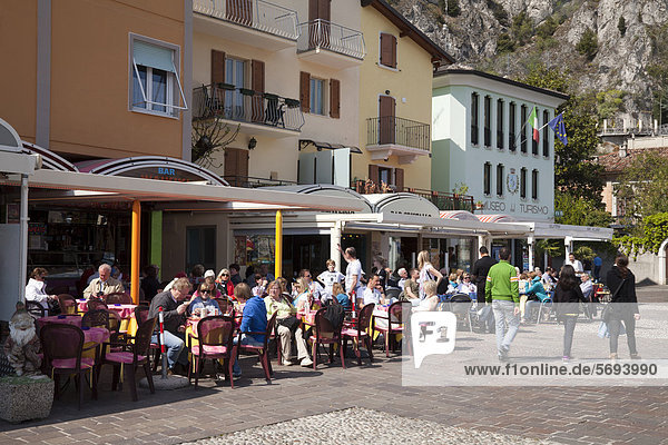 Restaurants an der Uferpromenade  Limone sul Garda  Gardasee  Lombardei  Italien  Europa  ÖffentlicherGrund