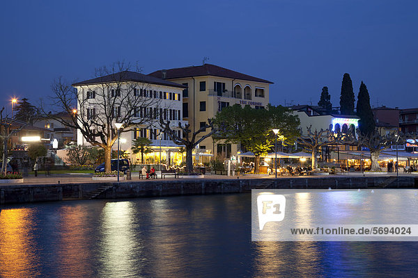 Ortsansicht mit Uferpromenade bei Nacht  Garda  Gardasee  Veneto  Venetien  Italien  Europa  ÖffentlicherGrund