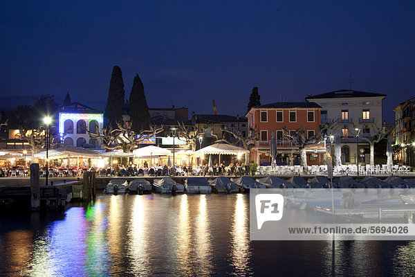 Hafen und Ortsansicht bei Nacht  Garda  Gardasee  Veneto  Venetien  Italien  Europa  ÖffentlicherGrund
