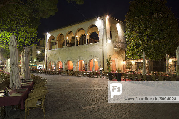 Restaurant an der Uferpromenade bei Nacht  Garda  Gardasee  Veneto  Venetien  Italien  Europa  ÖffentlicherGrund
