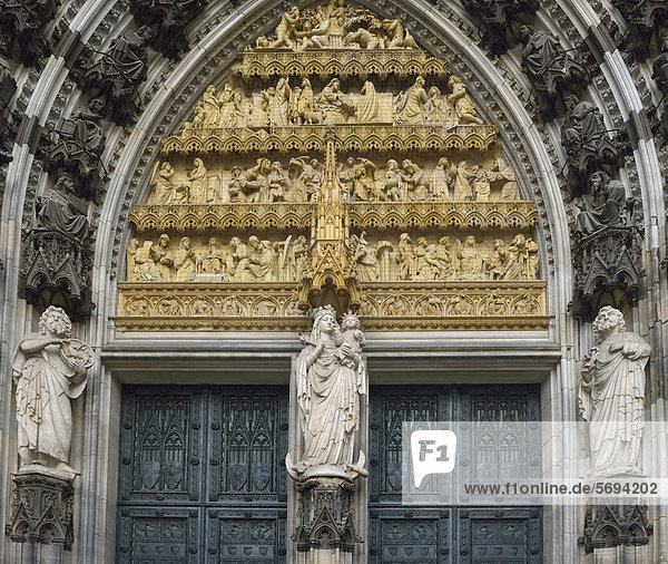 Detail Westportal  Mittelportal  Hauptportal  Maria mit dem Christuskind  Kölner Dom  UNESCO Weltkulturerbe  Köln  Nordrhein-Westfalen  Deutschland  Europa