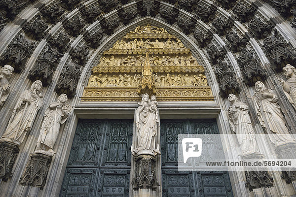 Kölner Dom  Detail Westportal  Maria mit Jesuskind und der gotische Figurenreigen darüber  UNESCO Weltkulturerbe Kölner Dom  Nordrhein-Westfalen  Deutschland  Europa