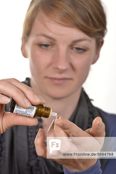 Frau nimmt homöopathische Globuli