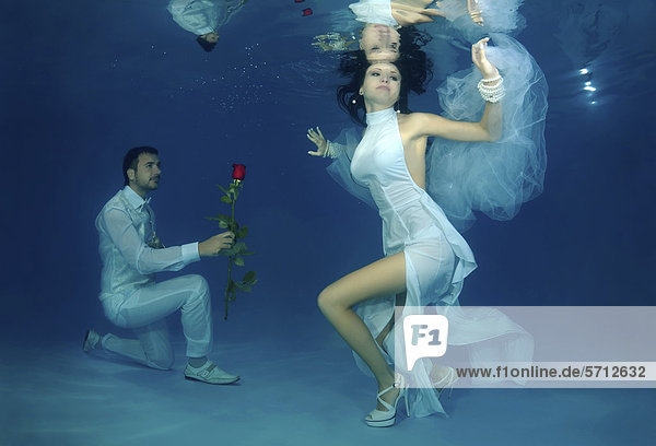 Unterwasser-Hochzeit in einem Pool  Odessa  Ukraine  Osteuropa