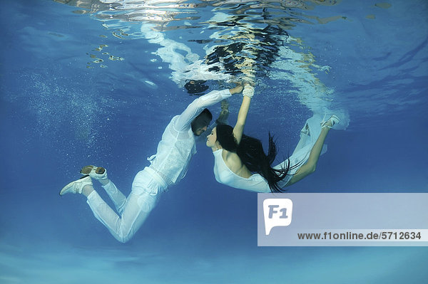 Unterwasser-Hochzeit in einem Pool  Odessa  Ukraine  Osteuropa