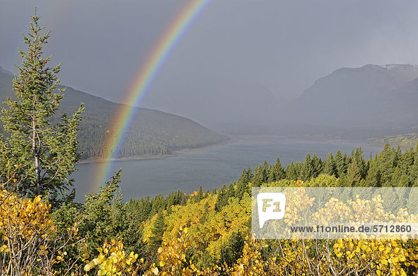 Lower Two Medicine Lake mit Regenbogen  Glacier National Park  Montana  USA