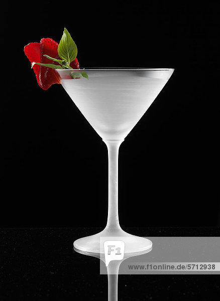 Gefrostetes Cocktailglas mit roter Rose