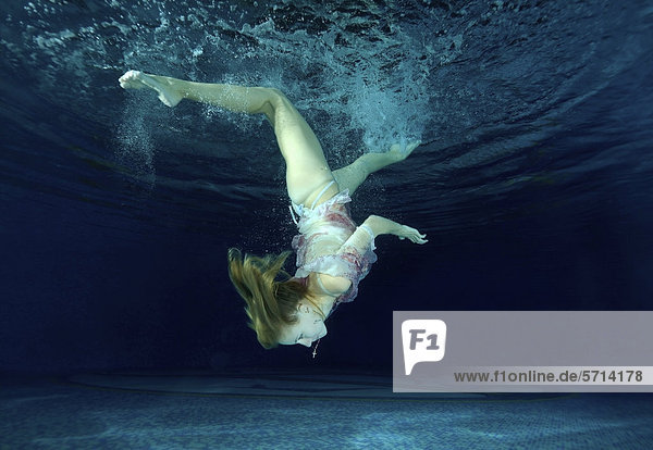 Unterwasser-Model präsentiert Mode in einem Pool