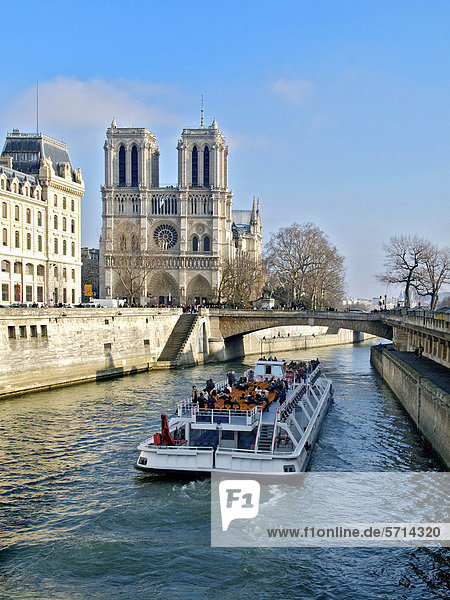 Cathedral Notre-Dame de Paris and pleasure boat on the Seine river  Paris  France  Europe