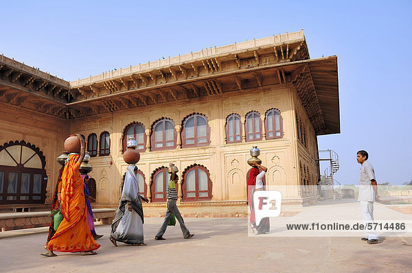 Frauen tragen Wasserkrüge auf dem Kopf  Palastanlage in Deeg  Rajasthan  Indien  Asien
