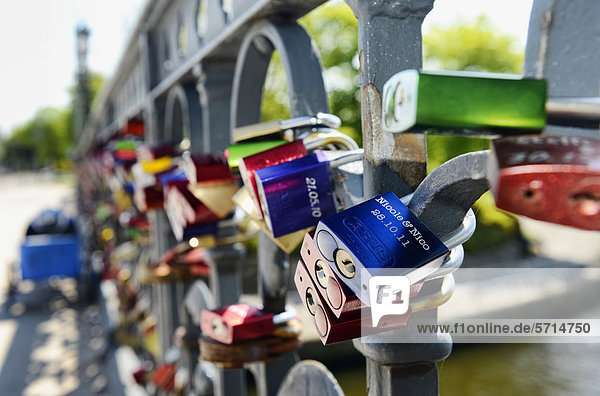 Liebesschlösser an der Schwanenwikbrücke in Hamburg  Deutschland  Europa