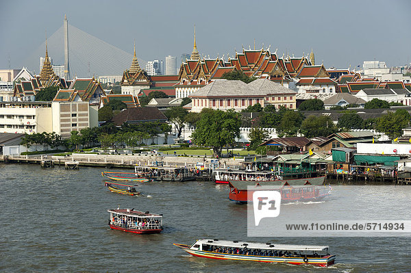 Boote auf dem Fluss Chao Phraya  Blick auf Großer Palast oder Königspalast und Rama VIII Brücke  Bangkok  Thailand  Asien