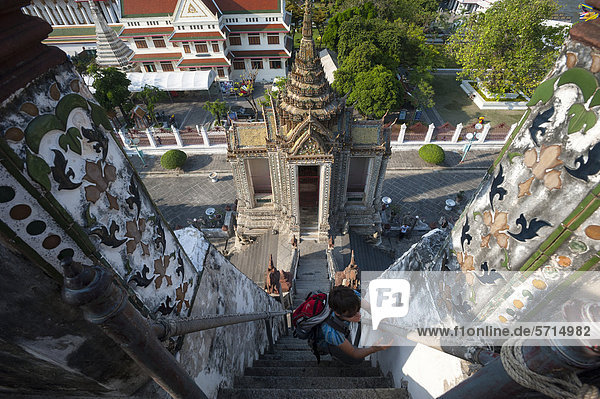 Woman climbing the stairs at Wat Arun  Temple of Dawn  Bangkok  Thailand  Asia