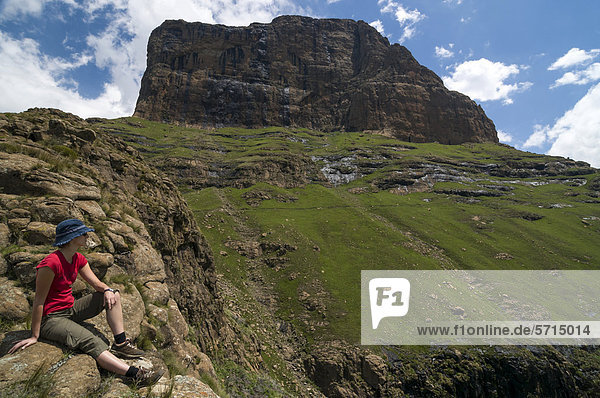 Woman taking a break on the hiking trail  Sentinel Hiking Trail  Drakensberg Mountains  KwaZulu-Natal  South Africa  Africa