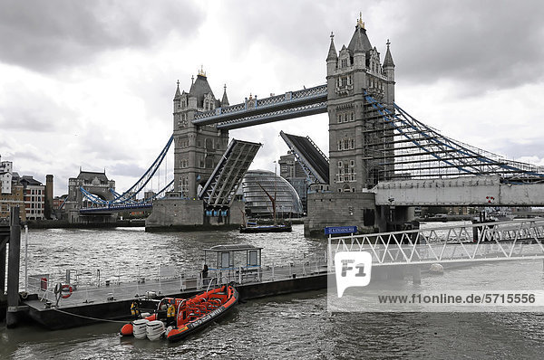 Tower Bridge geöffnet  Tower Bridge  Themse  London  England  Großbritannien  Europa