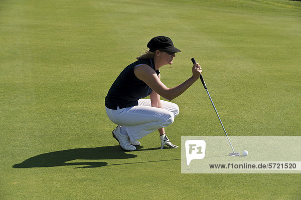 Zypern  Frau spielt Golf auf dem Golfplatz