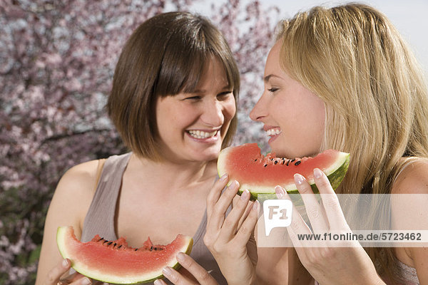 Deutschland  Nordrhein-Westfalen  Frauen essen Wassermelone  lächeln