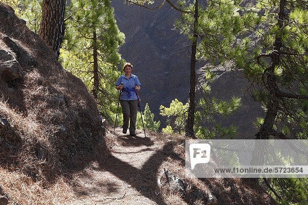 Spanien  La  Palma  Reife Frau beim Wandern im Nationalpark Caldera de Taburiente