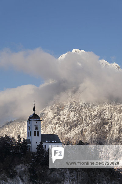 Österreich  Oberösterreich  Blick auf die Kirche  Traunstein im Hintergrund