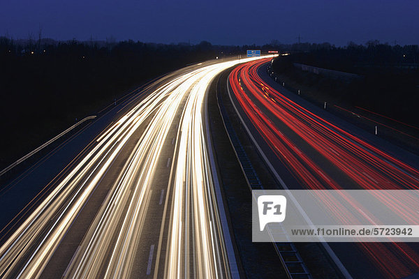 Europa  Deutschland  Bayern  München  Rushhour am Abend auf der Autobahn