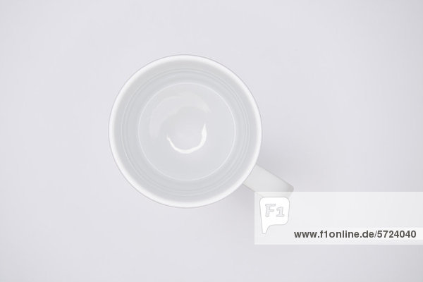 Leere Tasse auf weißem Hintergrund  Nahaufnahme