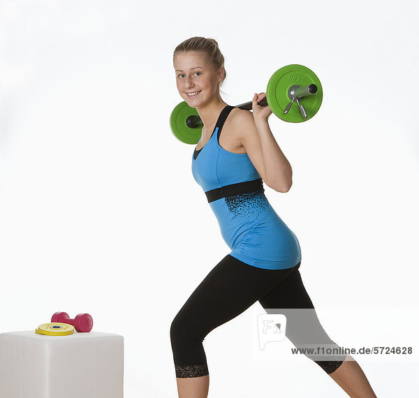Teenager-Mädchen beim Training im Fitnessstudio  Portrait