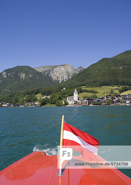 Österreich  Schiff mit Flagge im Wolfgangsee