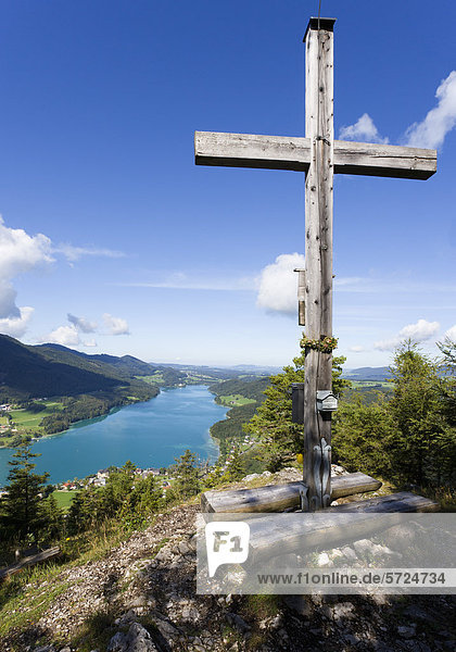 Österreich  Fuschl  Blick auf das Bergkreuz mit Fuschlsee