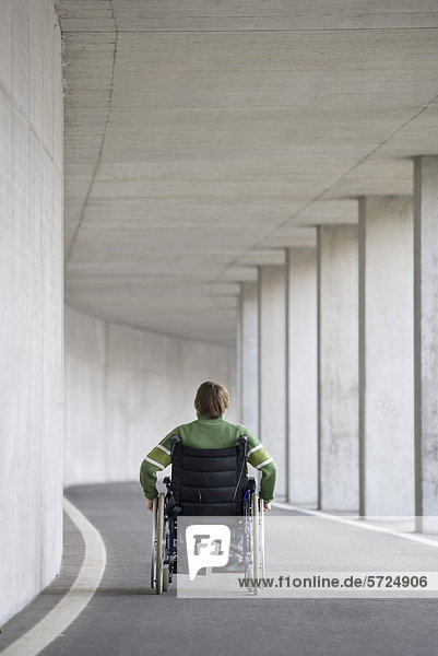 Österreich  Mondsee  Junger Mann im Rollstuhl bei der U-Bahn