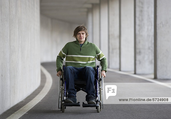 Österreich  Mondsee  Junger Mann im Rollstuhl bei der U-Bahn