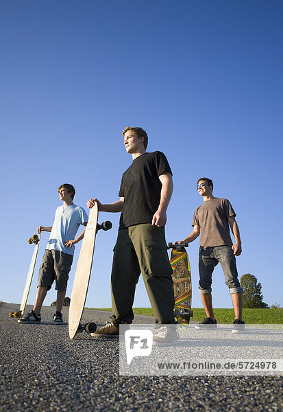 Österreich  Junge Männer mit Skateboard auf der Straße