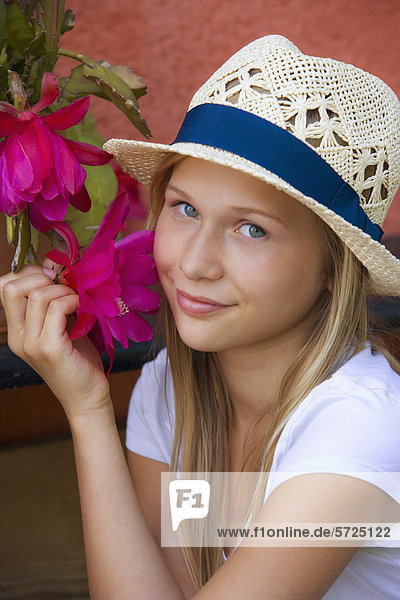 Österreich  Teenagermädchen mit Blume  Portrait