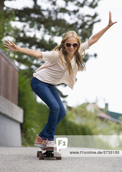 Österreich  Teenagerin beim Skateboarden