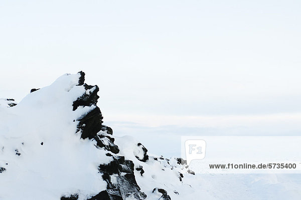 Vulkangestein mit Schnee bedeckt Halbinsel Reykjanes Island