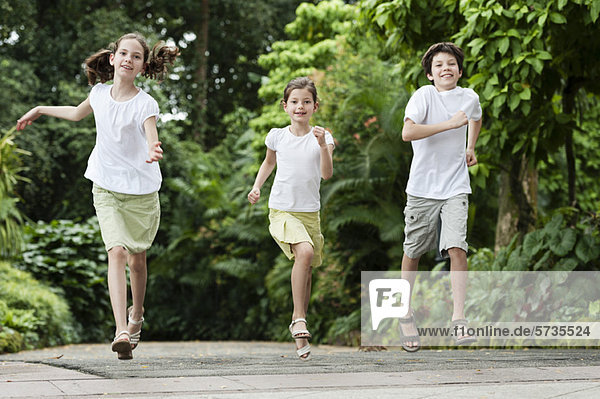 Kinder beim Laufen im Freien