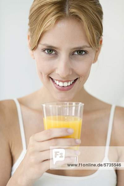 Junge Frau mit einem Glas Orangensaft  Portrait