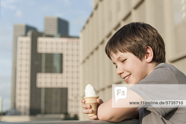 Junge mit Eistüte  Portrait