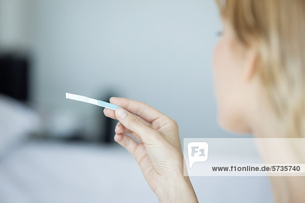 Frau mit Schwangerschaftstest  abgeschnitten
