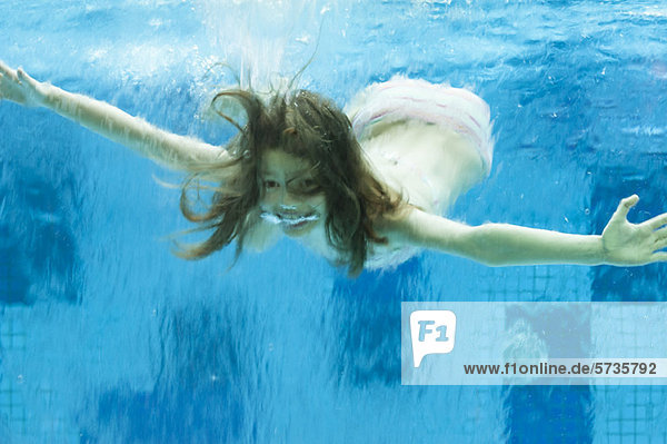 Mädchen schwimmen unter Wasser im Schwimmbad