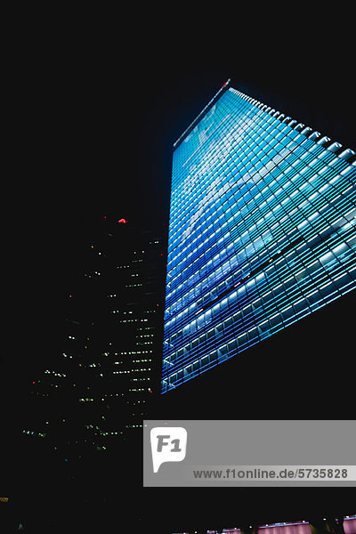 Blau beleuchtetes Gebäude bei Nacht  Shanghai  China