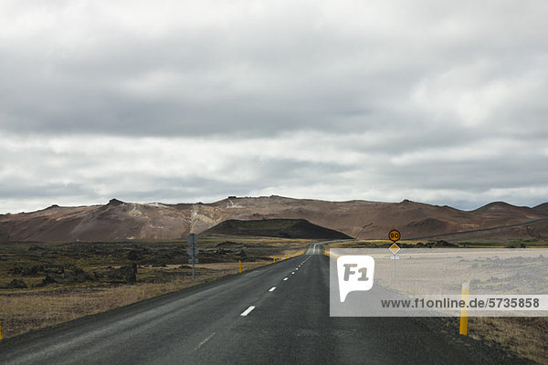 Straßenwindung durch karge Landschaft  Island