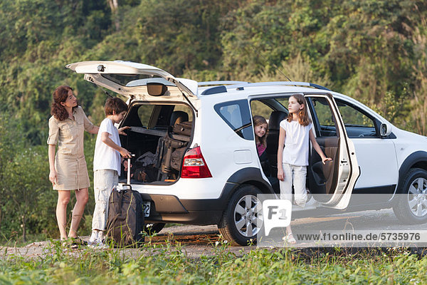 Familie mit SUV bei der Erkundung der Natur