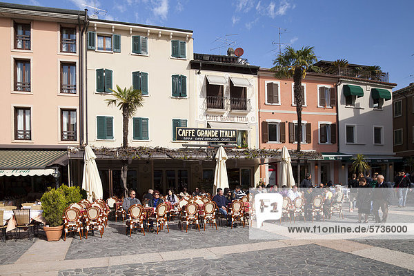 StraßencafÈ an der Piazza Castello  Sirmione  Lombardei  Italien  Europa  ÖffentlicherGrund